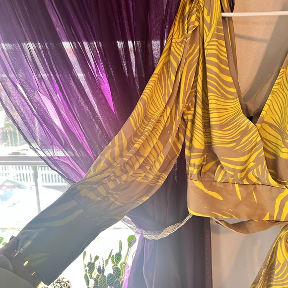 Banana Republic Women’s cropped wrap top with removable tie - Picture 2 of 9